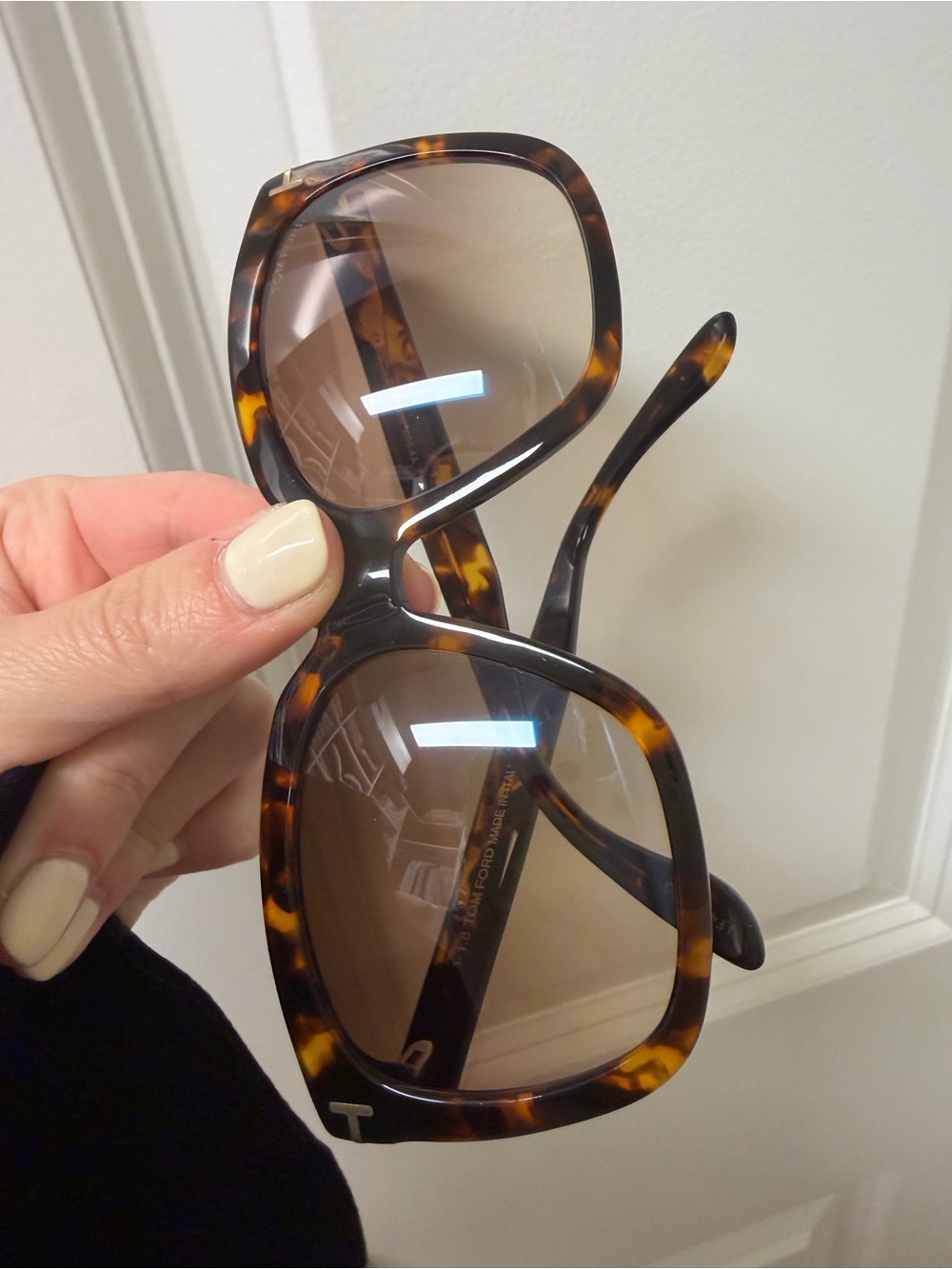 Tom Ford Women’s Tortoiseshell Sunglasses with Brown Gradient Lenses - Picture 6 of 6